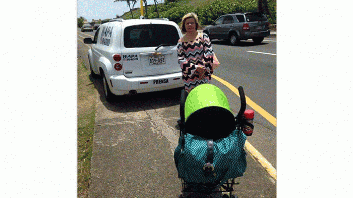 Madre se tira a la calle con coche de su bebe, por "vehículo de la prensa" sobre la acera