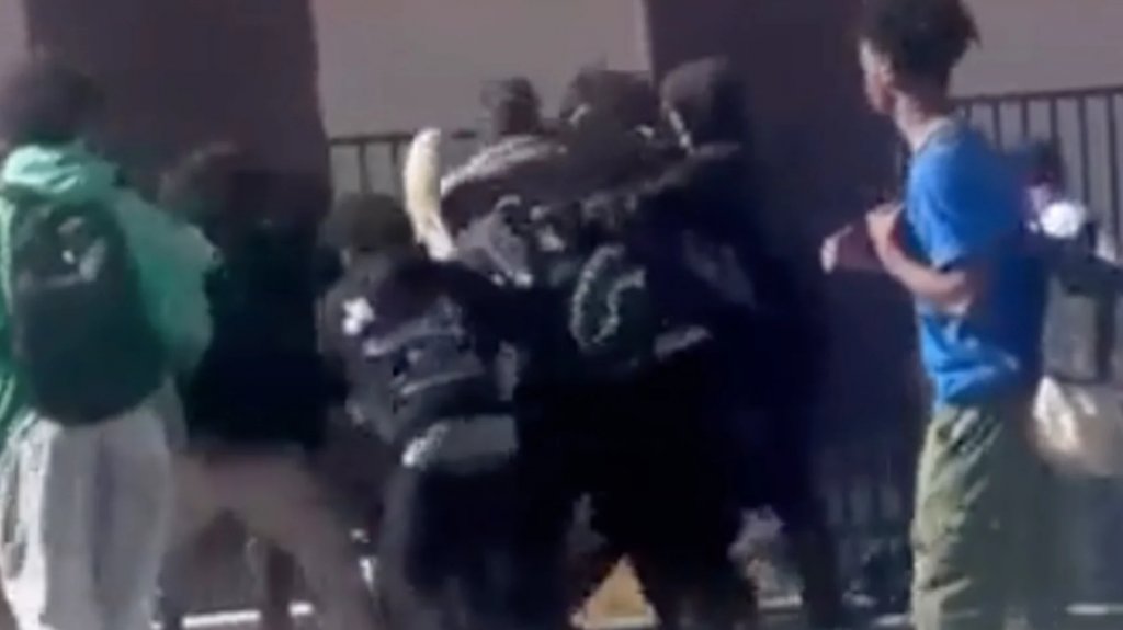  En video momento en que jóvenes de una escuela en Estados Unidos asesinan a golpes a un compañero 