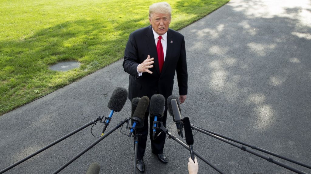  Trump critica a la agencia de noticias AP y la cataloga de "noticias falsas" 