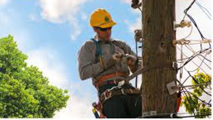 AEE TRABAJA EN REPARACION DE AVERIA QUE AFECTA SECTORES DE TOA BAJA