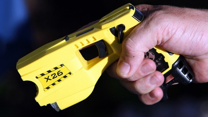 Un niÃ±o pregunta a un policÃ­a cÃ³mo funciona su "taser" y este lo electrocuta