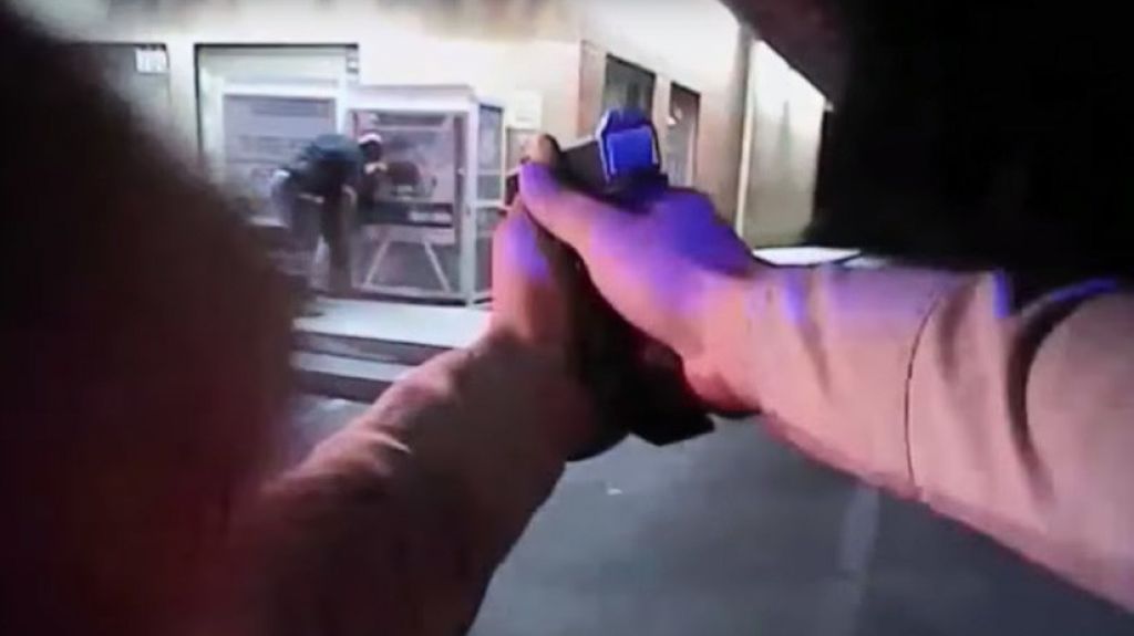 Video: PolicÃ­a mata a un hombre que amenazaba a su mujer con una pistola