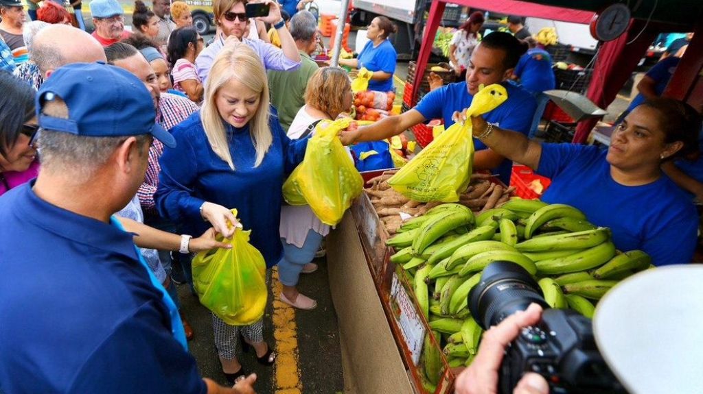  Gobernadora participa de apertura de mercado familiar en Bayam&oacute;n 