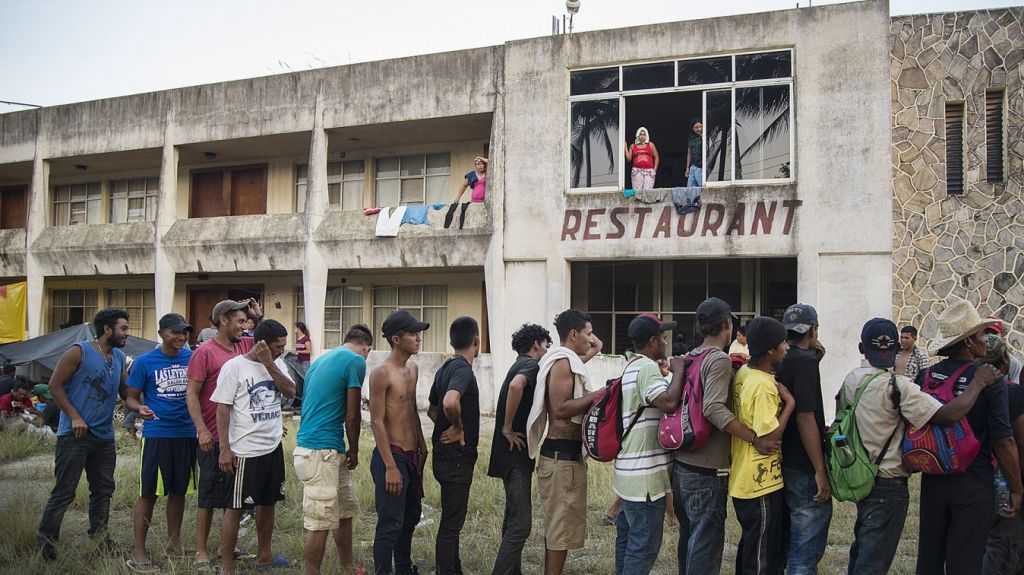  Trump refuerza "discurso del miedo" contra caravana migrante, seg&uacute;n experta 