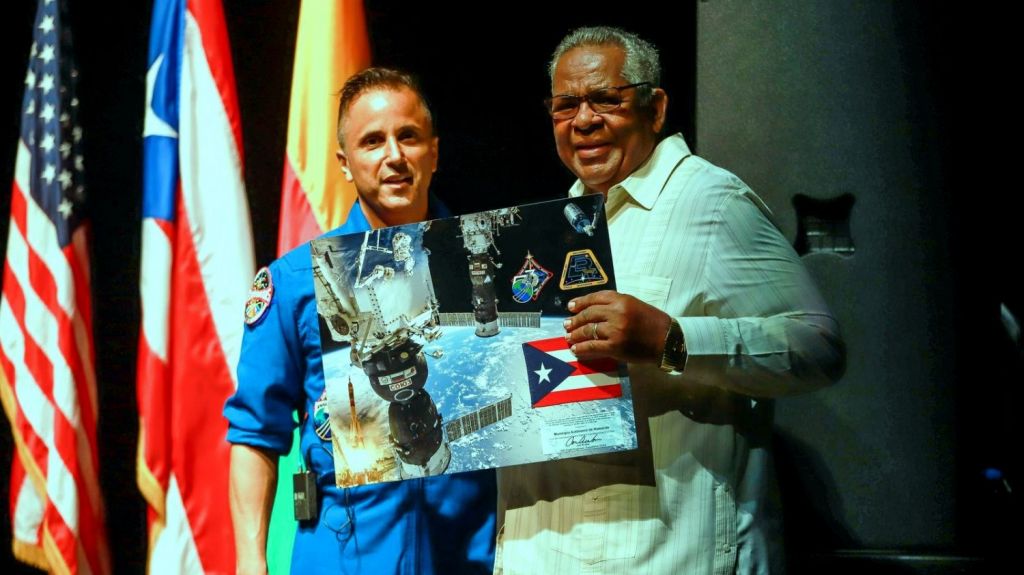  Municipio de Humacao entrega reconocimiento por trayectoria profesional al astronauta &ldquo;Joe&rdquo; Acab&aacute; 