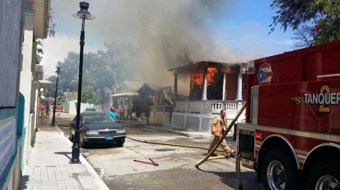 BOMBEROS LOGRAN CONTROLAR INCENDIO EN CALLE ESTRELLA DE PONCE    