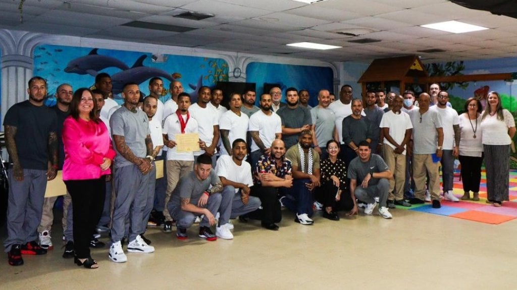  Confinados de Centro de Detención Bayamón 1072 aprenden de historia oral y paternidad a distancia 