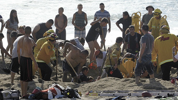 Muere joven asfixiado en tÃºnel que estaba construyendo en la playa