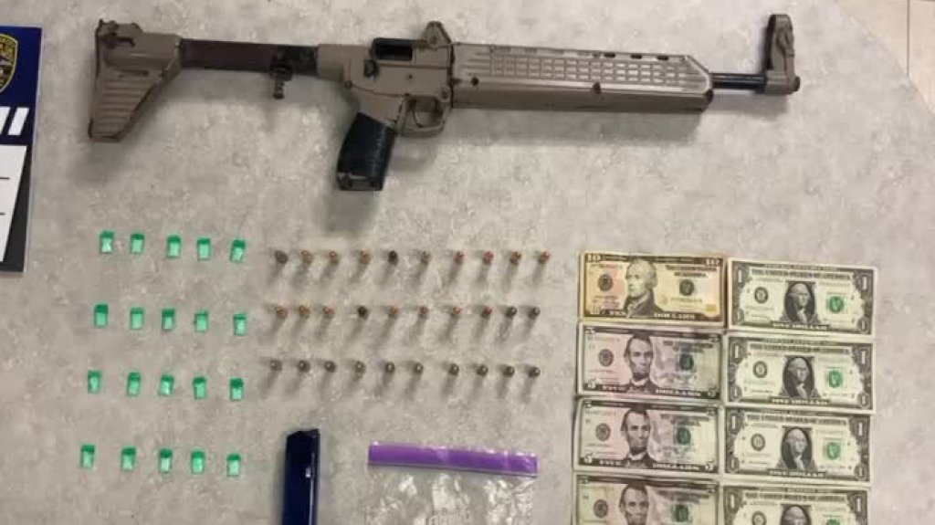  Video: Ocupan un rifle y arrestan varias personas en intervención en Arecibo 