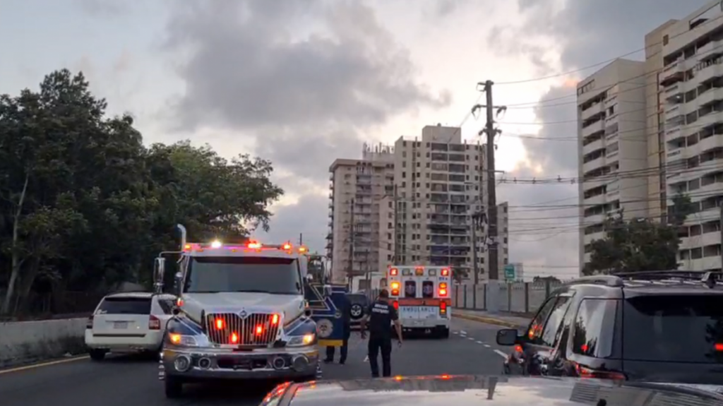  Video: Joven se lanza desde un auto en marcha en carretera de Guaynabo 