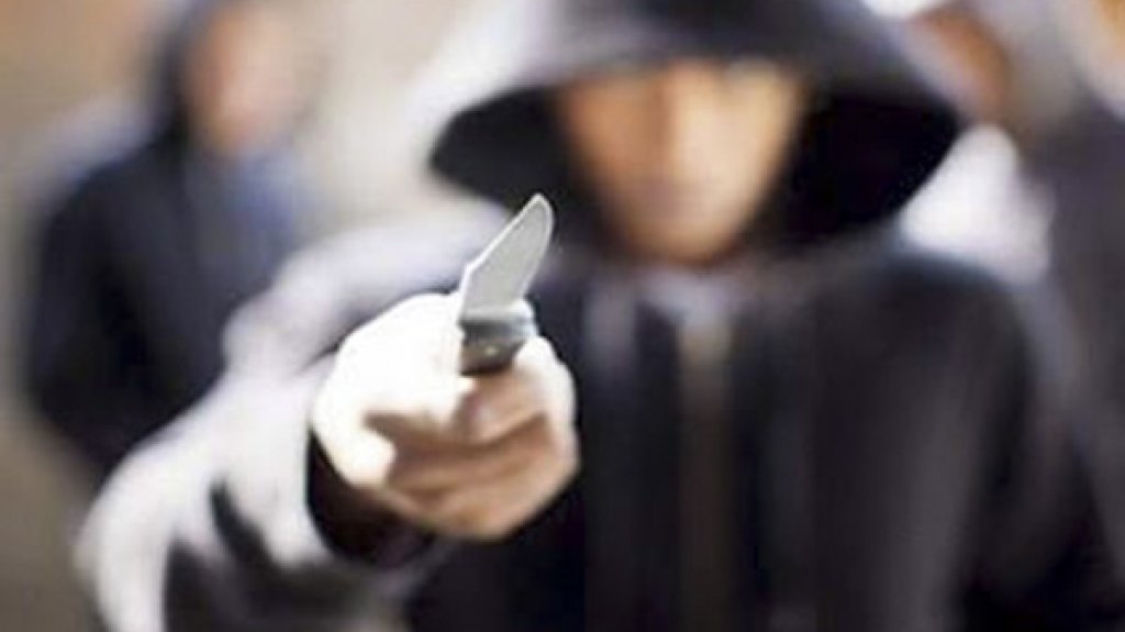  Entre dos delincuentes atracan a un transe&uacute;nte en Arroyo 