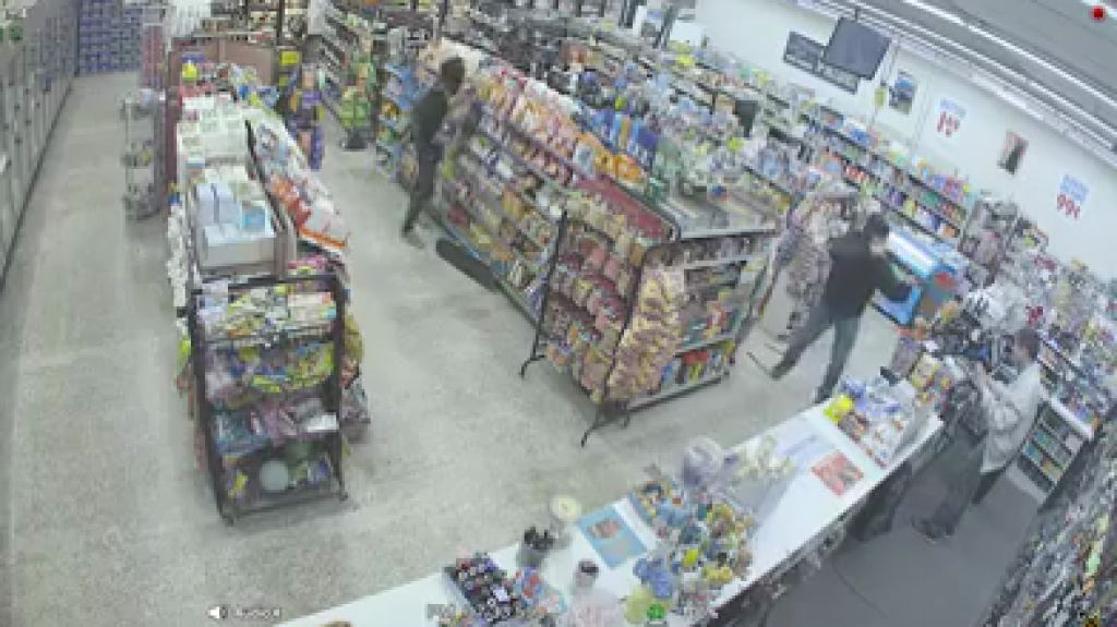  Video: Dos j&oacute;venes entran a robar comida en una tienda y terminan convirti&eacute;ndose en h&eacute;roes 