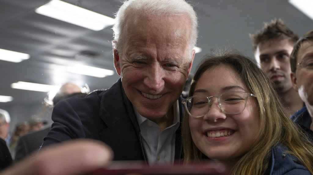  Biden se compromete a acabar con la brecha salarial entre hombres y mujeres 