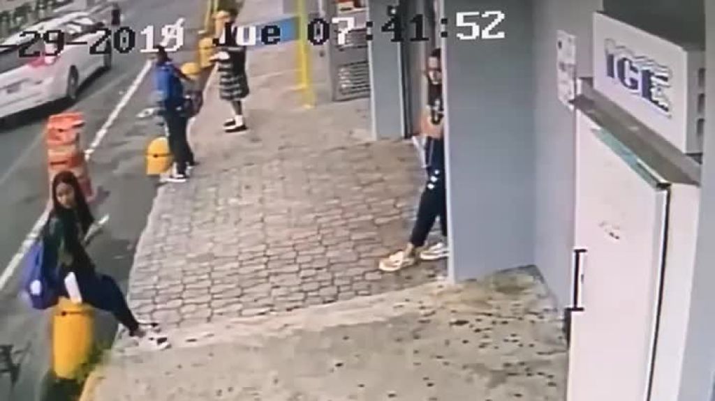  Publican video del momento en que un auto "por poco" impacta un peat&oacute;n ayer en Caimito 