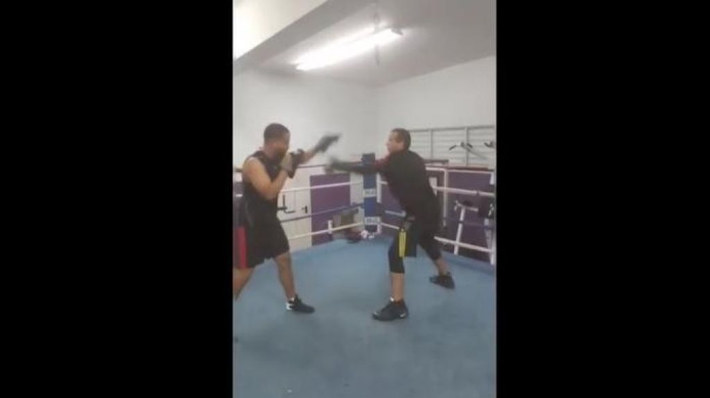  Video: Primero le mete al baloncesto y ahora tambi&eacute;n al boxeo Georgie Navarro zumba par de ganchos 