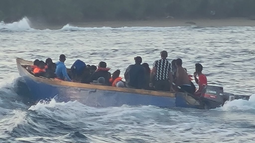  En Video momento en que intervenir con m&aacute;s de 50 inmigrantes que entraban por las costas de Rinc&oacute;n 