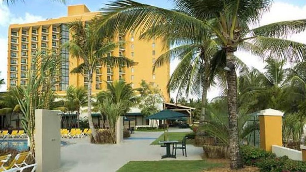  Roban catal&iacute;tico a un auto en estacionamiento de hotel en Isla Verde 