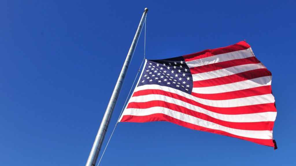  Bandera de EEUU a media asta en Florida por v&iacute;ctimas del desplome del puente 