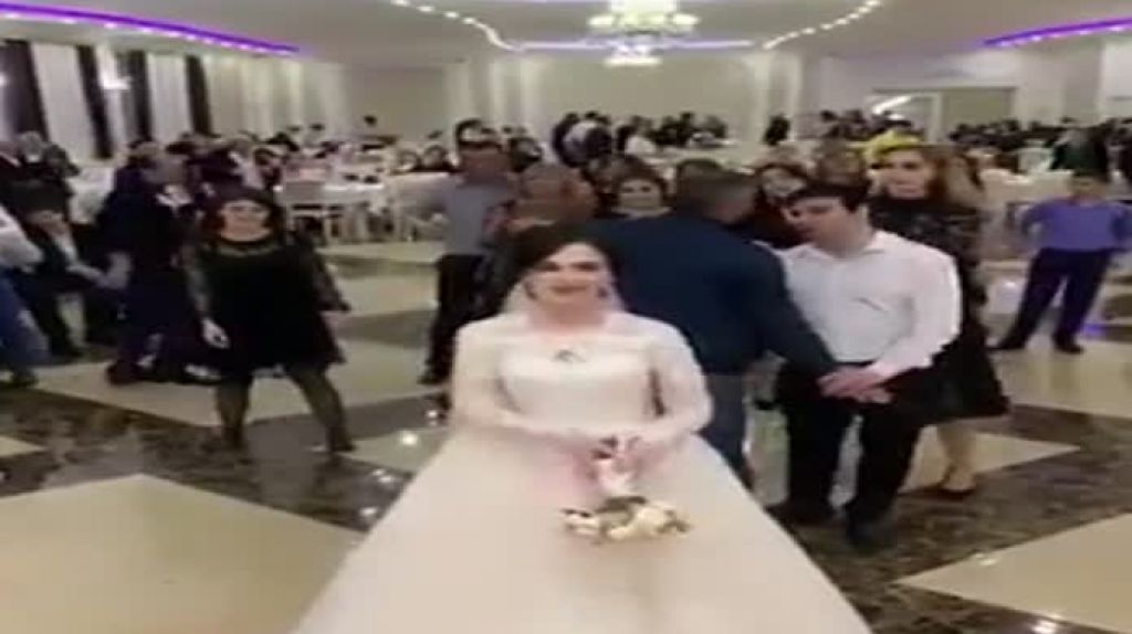 Video: Invitadas de una boda terminan a &ldquo;cantazo limpio&rdquo; por el ramo de flores 