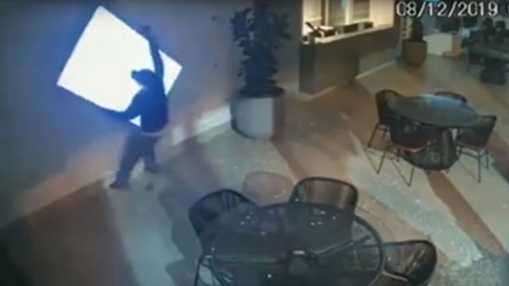  VIDEO: Los ladrones m&aacute;s torpes intentan robar un televisor y protagonizan una "comedia" 