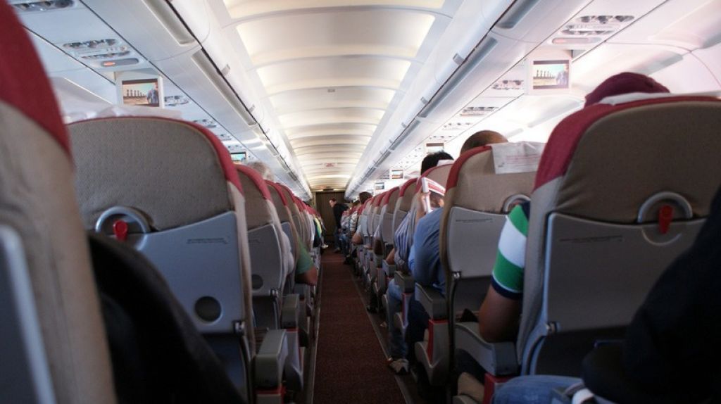  VIDEO: Los pasajeros de un avi&oacute;n son evacuados con tobog&aacute;n tras registrarse humo en cabina 