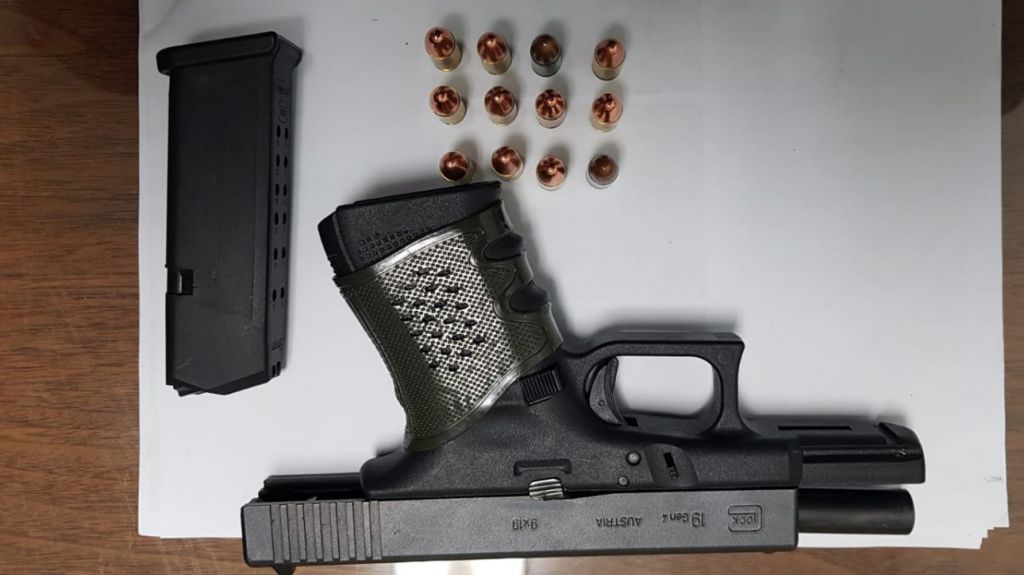  El detenido en Corozal con un arma de fuego y ella por ponerte &ldquo;guapa&rdquo; con los guardias 