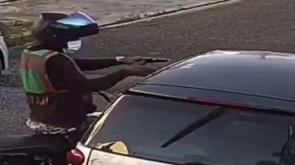  Video: Momento en que un motociclista asalta una doctora a plena luz del día 