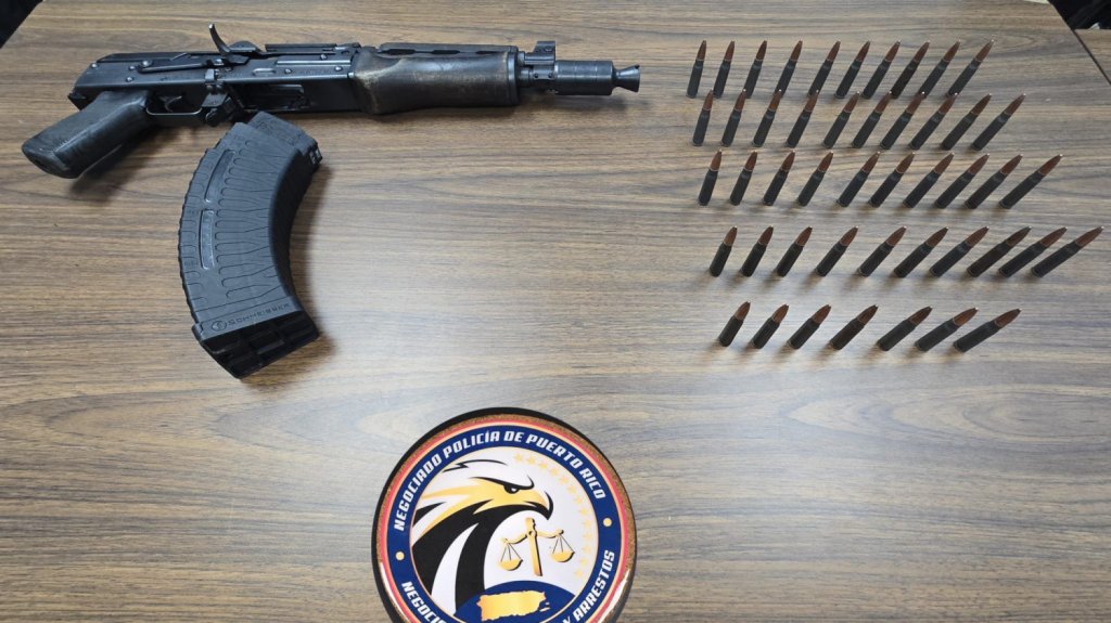  Polic&iacute;a ocupa rifle en garaje de gasolina en Lo&iacute;za 