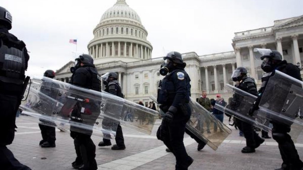  Despejan el Capitolio de EE.UU., pero cientos desaf&iacute;an toque de queda 