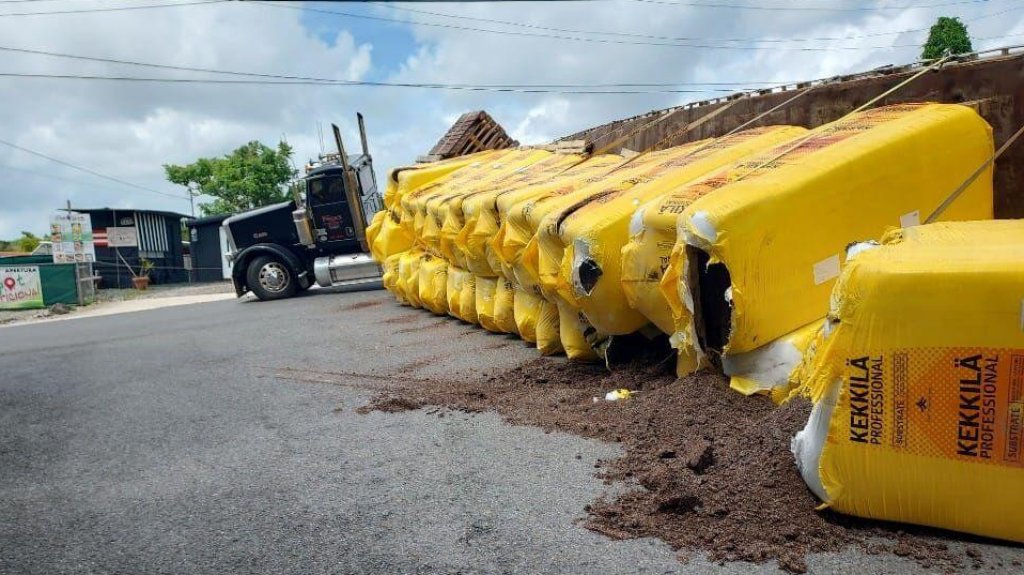  Se vuelca cami&oacute;n que transportaba esti&eacute;rcol en Aibonito 