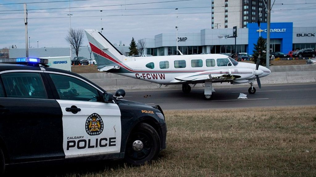  VIDEO: Una avioneta aterriza de emergencia con gran destreza en plena autopista en Canad&aacute; 