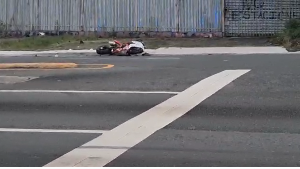  Video: Grave conductor de motora al chocar en Bayam&oacute;n con un auto 