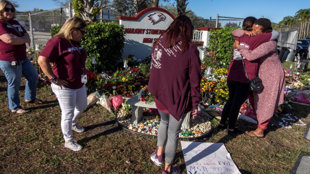  Parkland recuerda a las 17 v&iacute;ctimas del tiroteo en escuela secundaria 