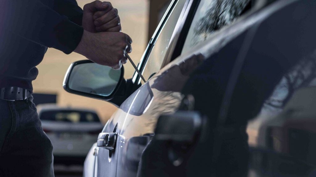  Se llevan auto estacionado frente a una residencia en Arecibo 