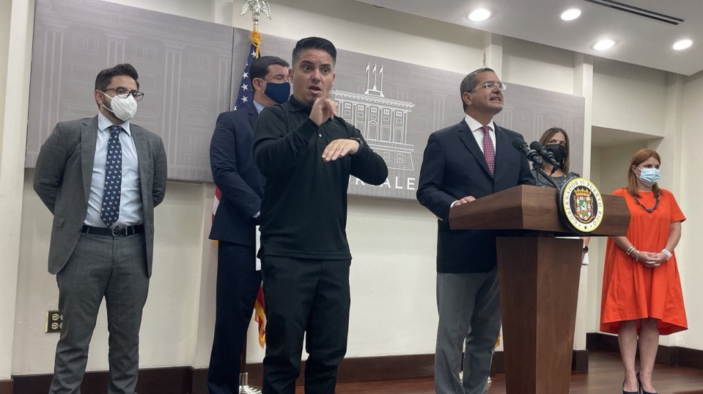  Gobernador anuncia entrada en vigor de nuevas clasificaciones de puestos y ajustes salariales 