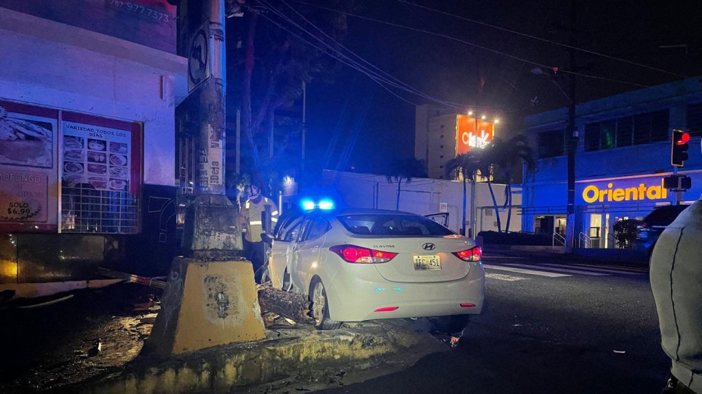  Polic&iacute;a arresta sujeto que pretendi&oacute; huir y choc&oacute; contra poste en San Juan 