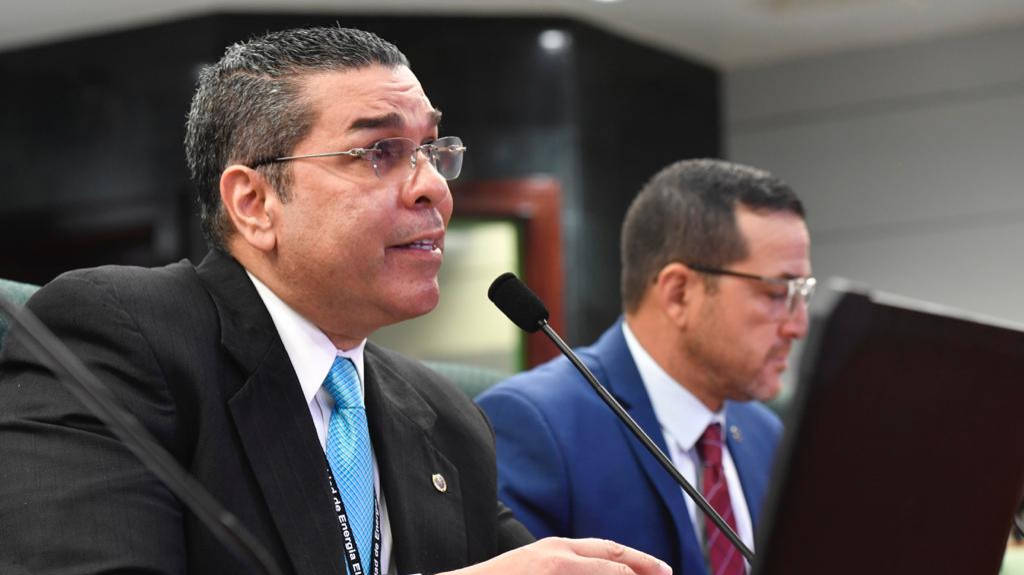  Los ocupantes de reserva Bah&iacute;a Jobos en Salinas tienen energ&iacute;a el&eacute;ctrica con permisos fraudulentos, segun director AEE 