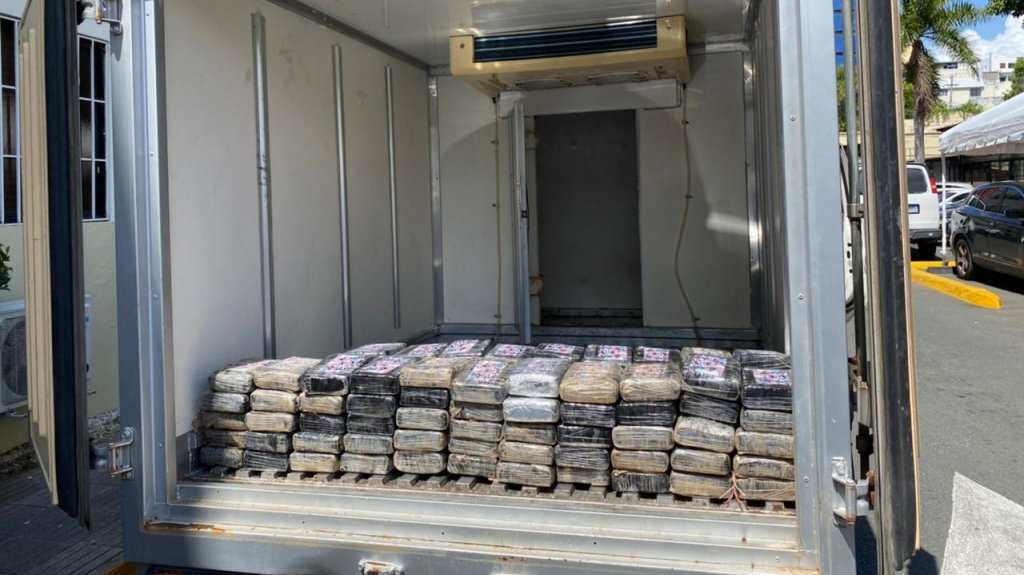  Arrestan a dos sujetos que transportaban 102 kilos de cocaína escondidos en la parte trasera de un camión 