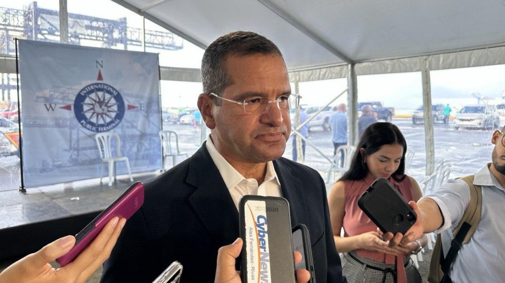  Entre el DV, el DDEC o LUMA el proceso de distribución de fondos para instalar paneles solares y baterías en residencias, dice gobernador 