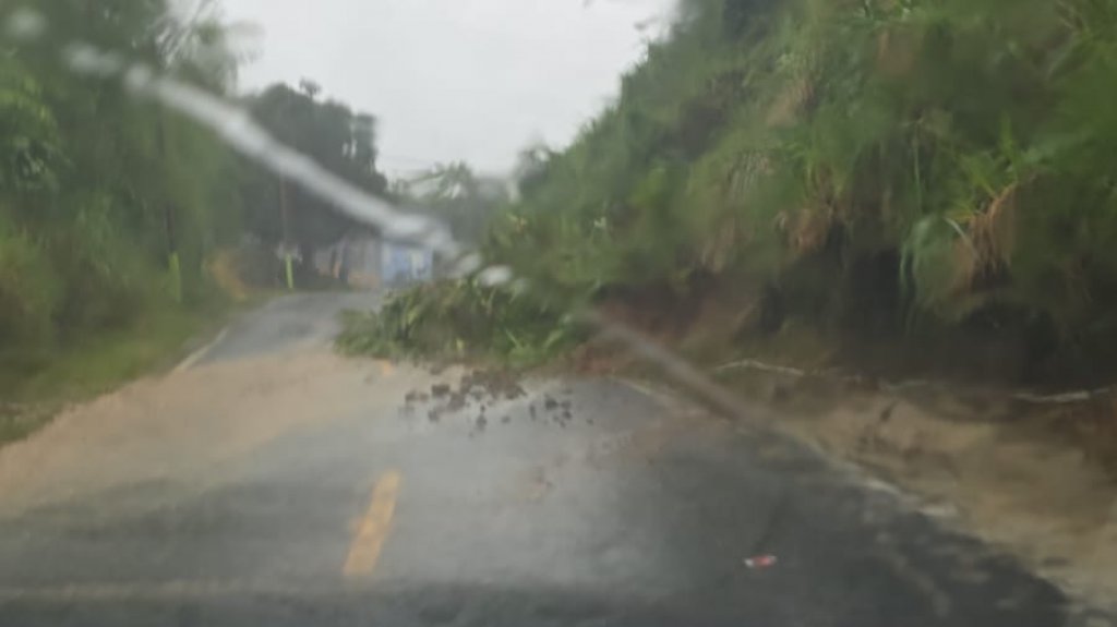  Deslizamientos de terreno en la carretera PR-155 en dirección de Morovis hacia Orocovis 
