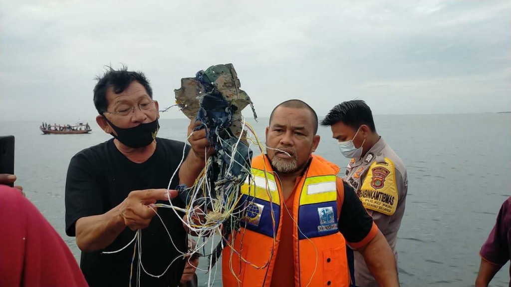  Encuentran escombros del avi&oacute;n de pasajeros indonesio y restos humanos en aguas de Yakarta 