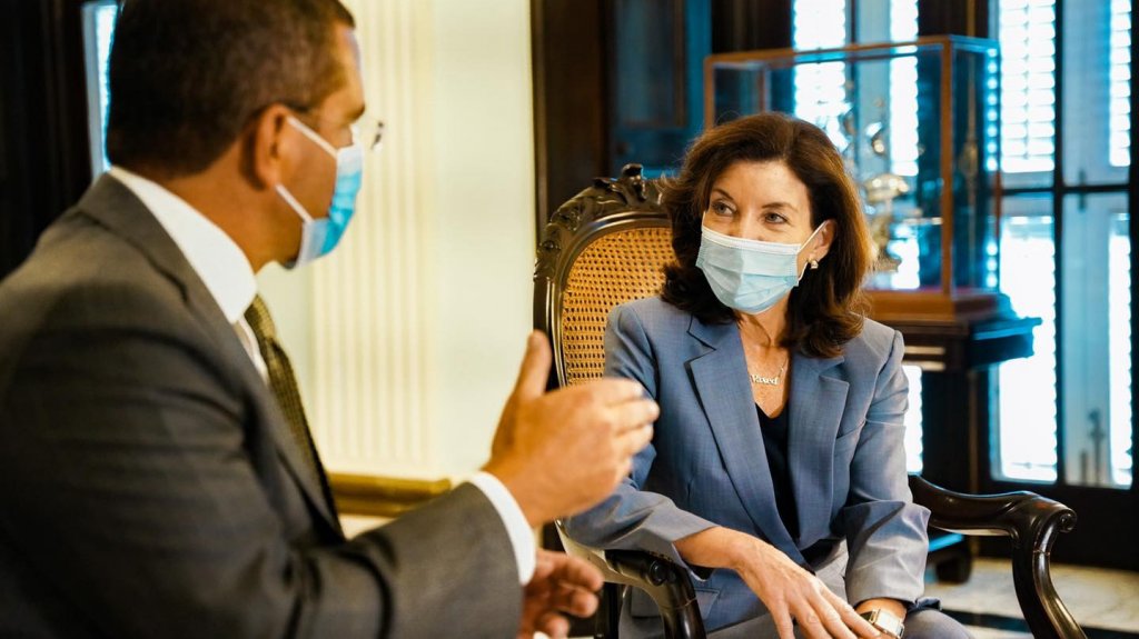  Gobernadora de NY elogia esfuerzos de vacunaci&oacute;n de COVID en Puerto Rico 