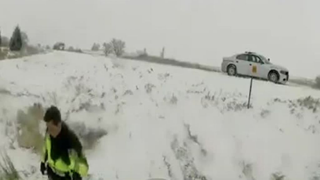  En video momento en que un polic&iacute;a y un conductor se salvan de ser impactados por un auto fuera de control 
