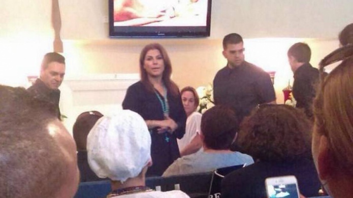 Olga TaÃ±Ã³n canta en funeral de joven cubano que muriÃ³ en tiroteo en Orlando