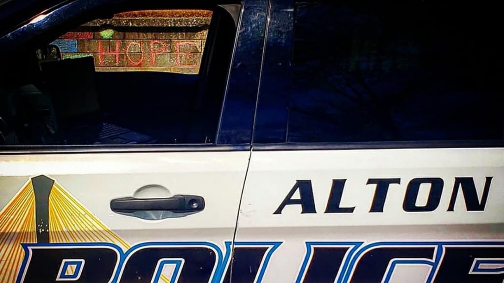  Un alcalde de EE.UU. pide acabar con todas las fiestas por el covid-19 y la Polic&iacute;a atrapa a su esposa en una de ellas 