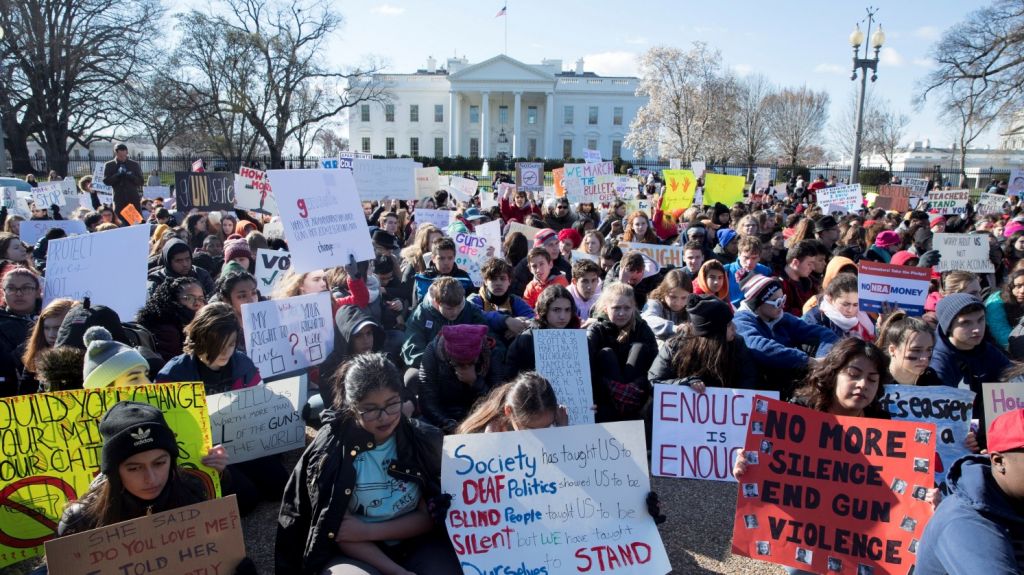  El Senado de Florida aprueba una medida para armar a maestros escolares 