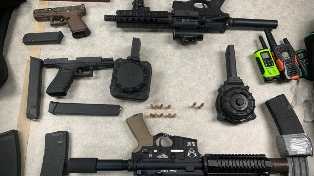  Incautan rifles, pistolas y cientos de dosis de drogas en operativo en Manat&iacute; y Arecibo 