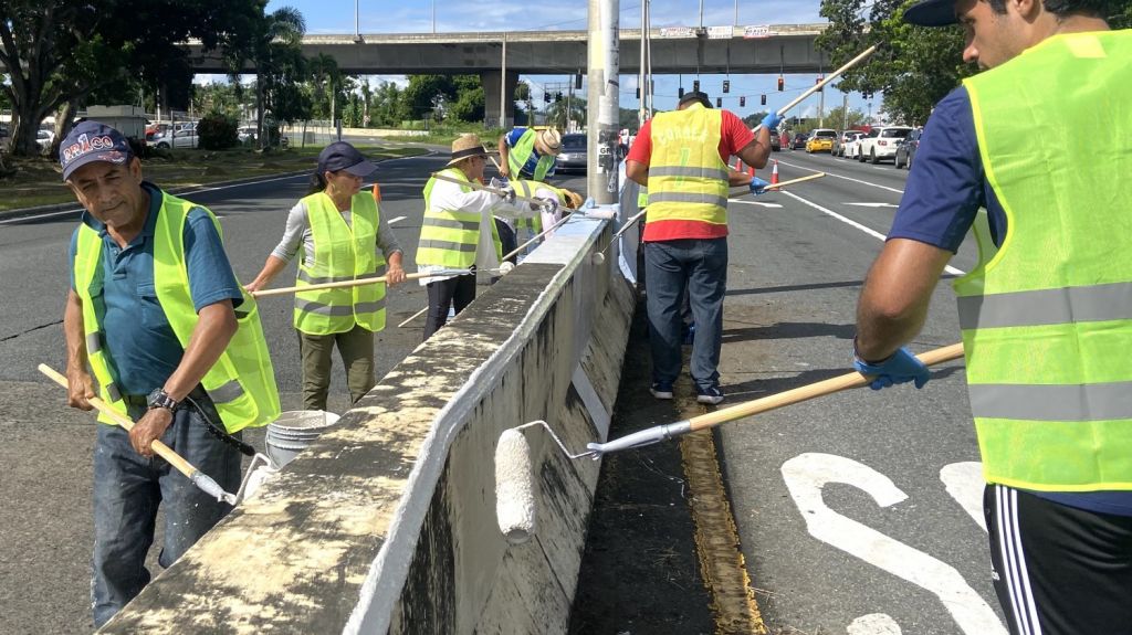  Voluntarios se unen a iniciativa para limpiar y pintar tramo de la avenida 65 de Infanter&iacute;a 