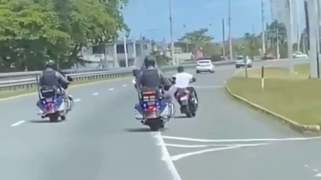  Captan en video momento que motociclista burla a polic&iacute;as en Luquillo 