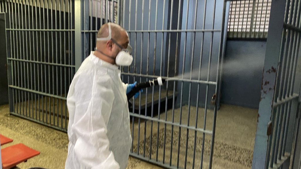  Descontaminan comandancia de Arecibo 